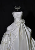 Princess Long Wedding Gowns Ball Gown Strapless Sleeveless Satin for Bride With Pleated Bow-knot Train White Bridal Dress HZ0311